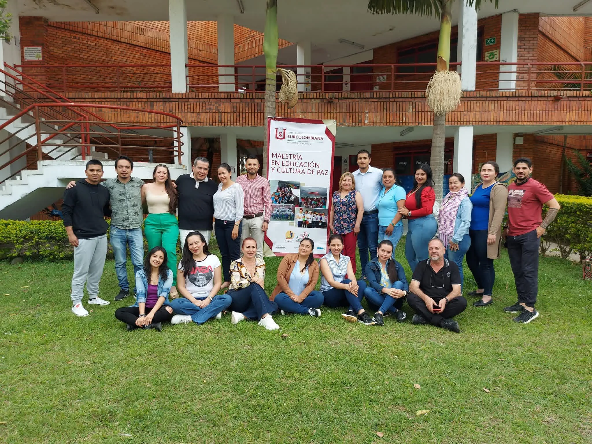 Integrantes de Casa de Fénix reunidos en una actividad comunitaria